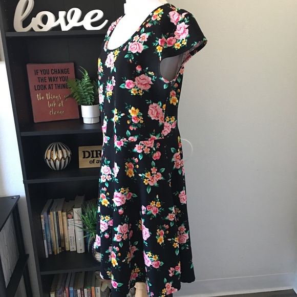 ✨️4/$25✨️ SALE. MYTH floral dress. 1X - Picture 3 of 12